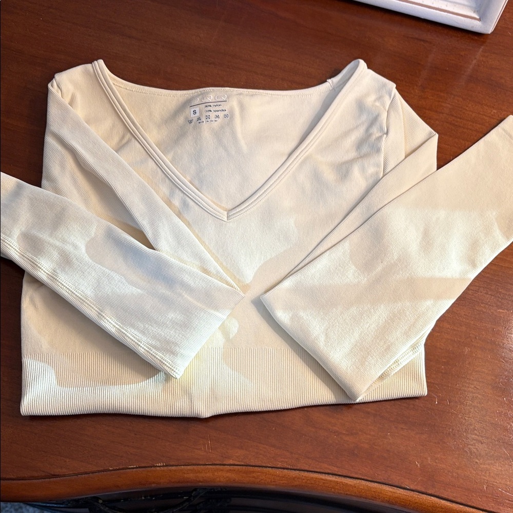 OQQ V-Neck Long sleeve Cream Bodysuit small